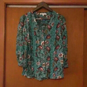 DR2 Paisley Floral button Down Size Small‎